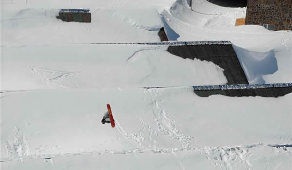 André Cywinski em um front flip em Cavihaue após o campeonato 