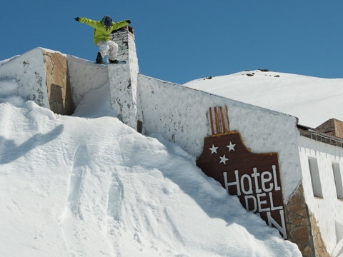Guga Bauer pulando da chaminé de um hotel coberto de neve