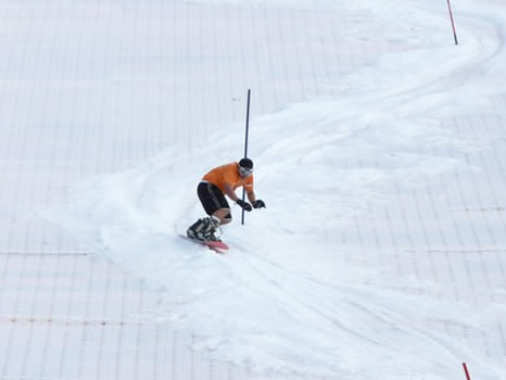 Dinho descendo determinado a ganhar no slalom