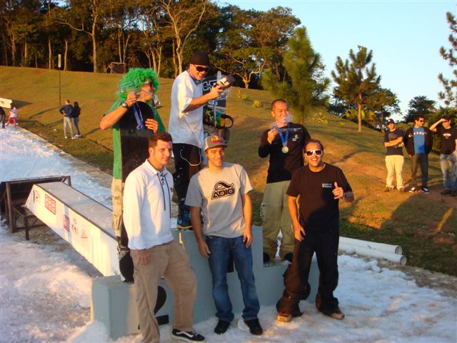 Polenta campeão recebendo troféu do Sandro Dias Mineirinho