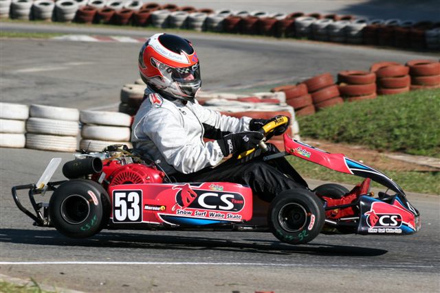 Lalau voando com o kart, pensando que era um snowboard